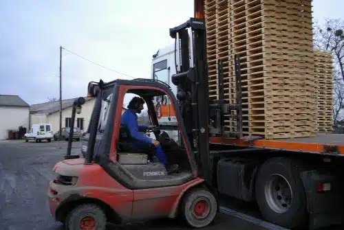 Comment charger un camion avec des palettes : 5 conseils pour une opération réussie