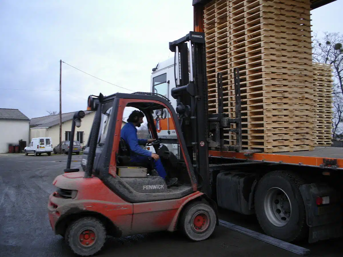 Comment charger un camion avec des palettes : 5 conseils pour une opération réussie