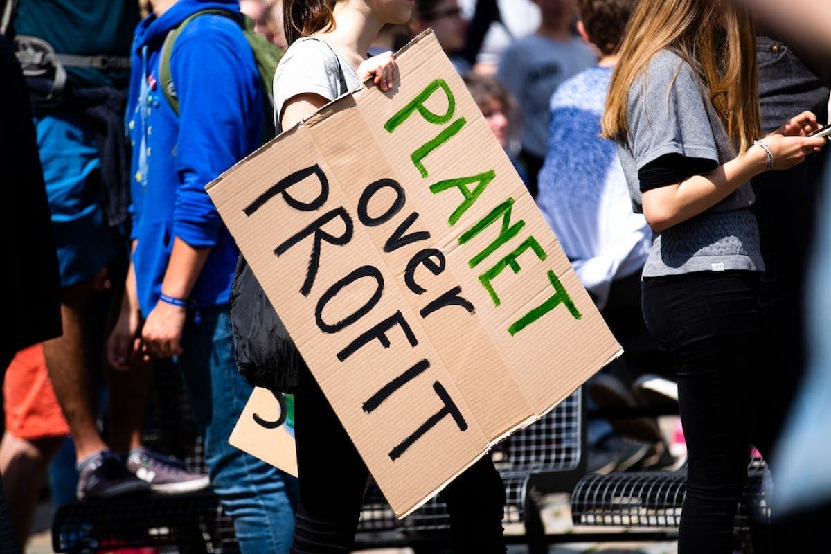 Transition écologique et enjeux juridiques : les défis des entreprises face aux nouvelles réglementations environnementales