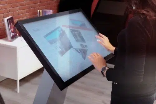 Pourquoi équiper votre vitrine d’une borne interactive ?