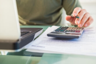 Auto-entrepreneur ou portage salarial : comment choisir en 2026 ?