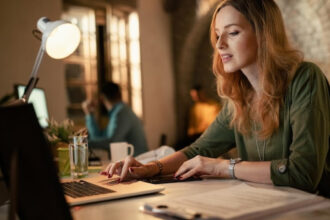 Auto-entrepreneur ou portage salarial : quel statut pour les freelances du web en 2026 ?