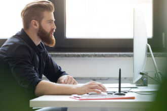 Comment bien s’équiper en écran de PC quand on est entrepreneur ou freelance ?