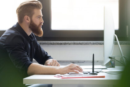 Comment bien s’équiper en écran de PC quand on est entrepreneur ou freelance ?