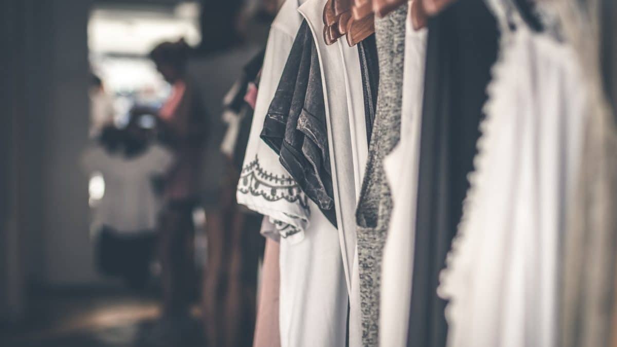 Devenir vendeuse à domicile : un complément de salaire idéal pour les passionnées de mode