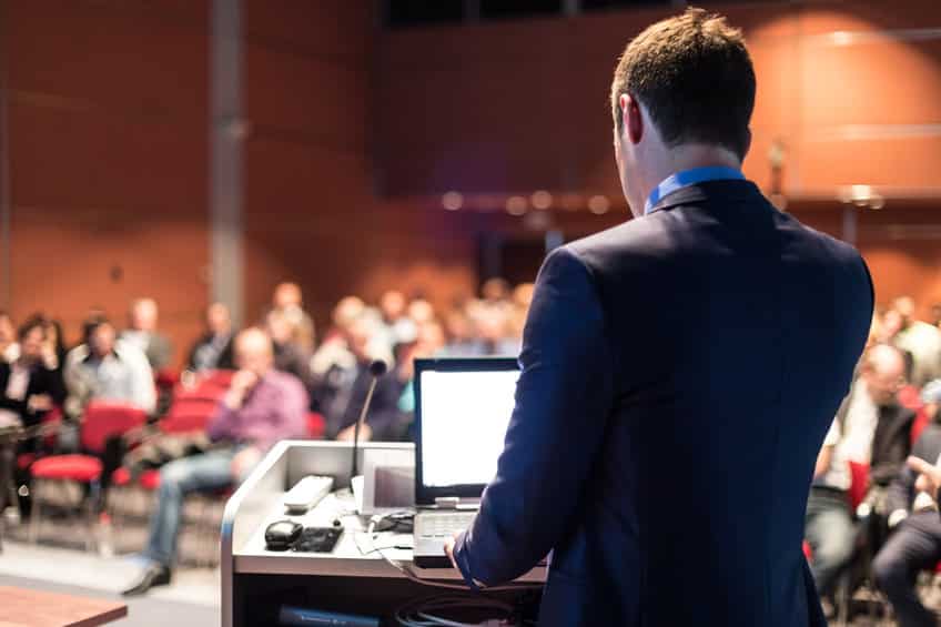 4 conseils pour choisir le bon orateur pour votre événement d’entreprise