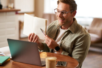 Portage salarial ou auto-entrepreneur : quelle option pour un freelance du web en 2026 ?