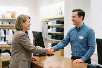 Photo hyperrealiste d'une femme d'âge moyen et d'un vendeur se serrant la main dans un magasin